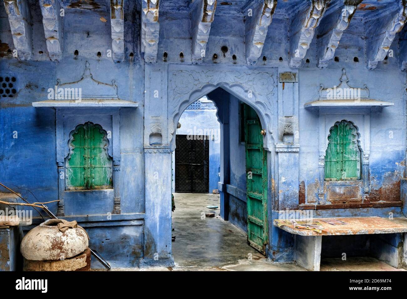 Vue sur une rue de Jodhpur avec les façades de maisons peintes en bleu. Rajasthan. Inde. Banque D'Images