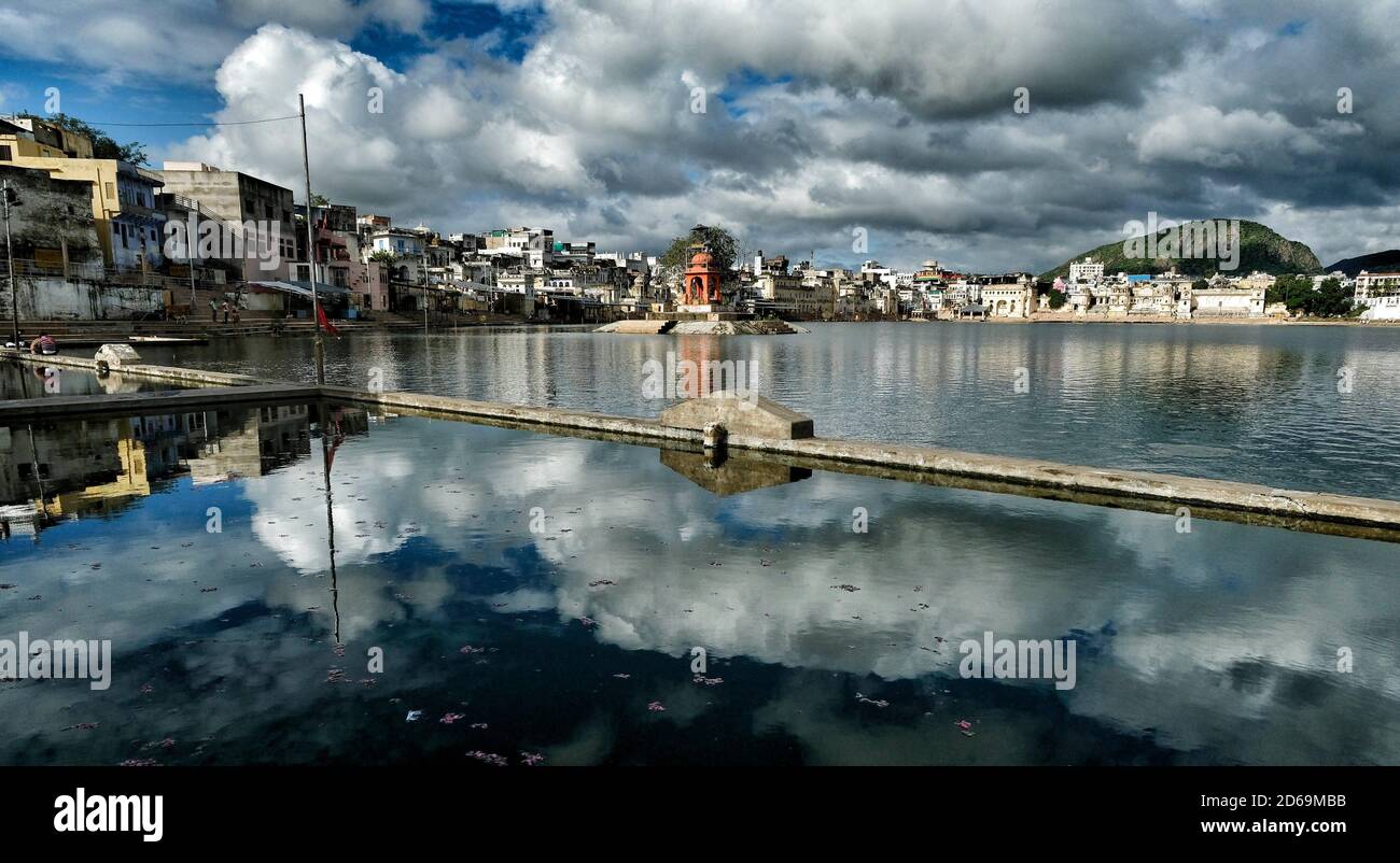 Vue sur le lac Pushkar, site de pèlerinage hindou, dans la ville de Pushkar, Rajastan, Inde. Banque D'Images