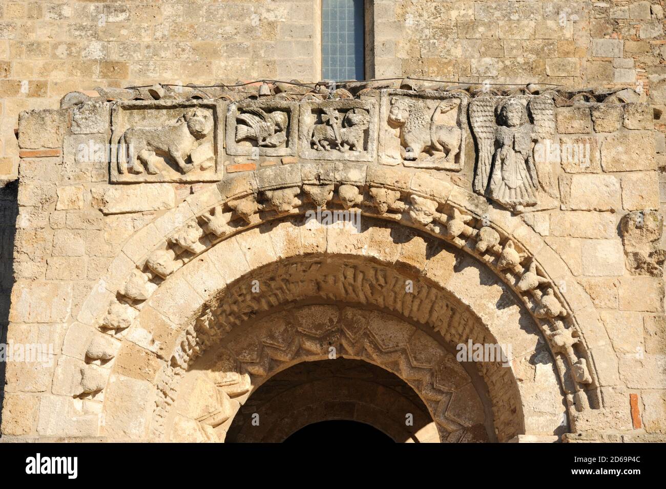 bas-relief roman, porte d'entrée, Sanctuaire de Santa Maria di Anglona, Tursi, Basilicate, Italie Banque D'Images