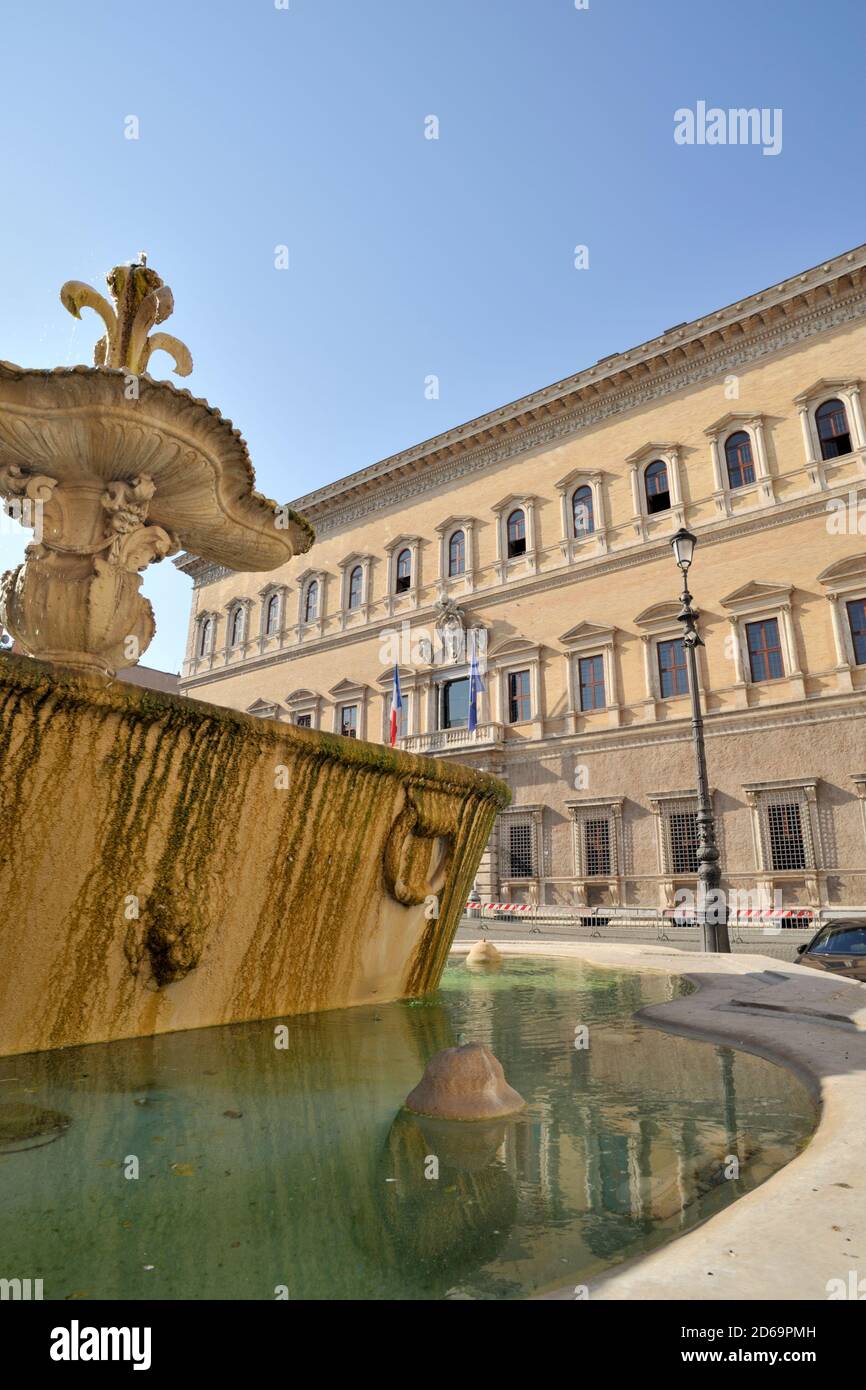 fontaine et palais farnese, piazza farnese, rome, italie Banque D'Images