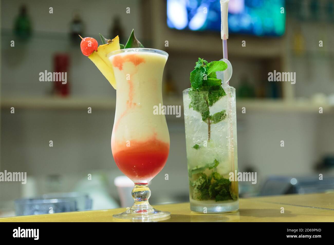 Gros plan de deux cocktails gastronomiques Banque D'Images