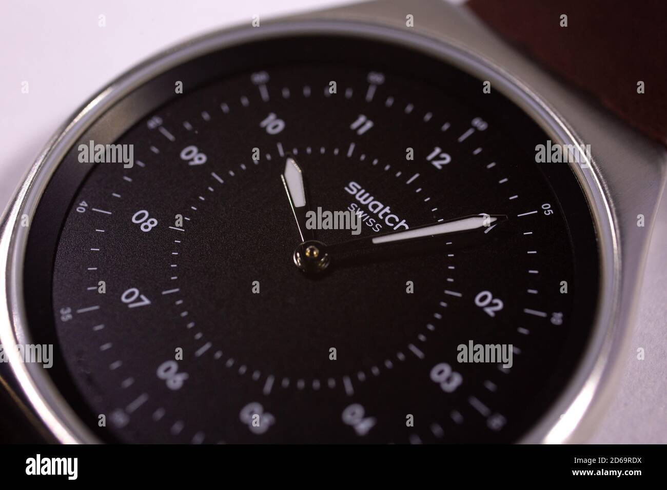 Londres, GB 07.10.2020 - logo Swatch sur cadran noir de montre-bracelet de  swiss made Watch Photo Stock - Alamy