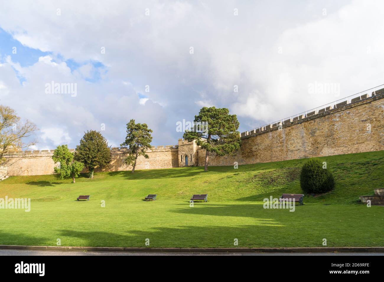 Les murs du château de Lincoln et la tour d'angle de l'intérieur du parc du château Lincolnshire octobre 2020 Banque D'Images