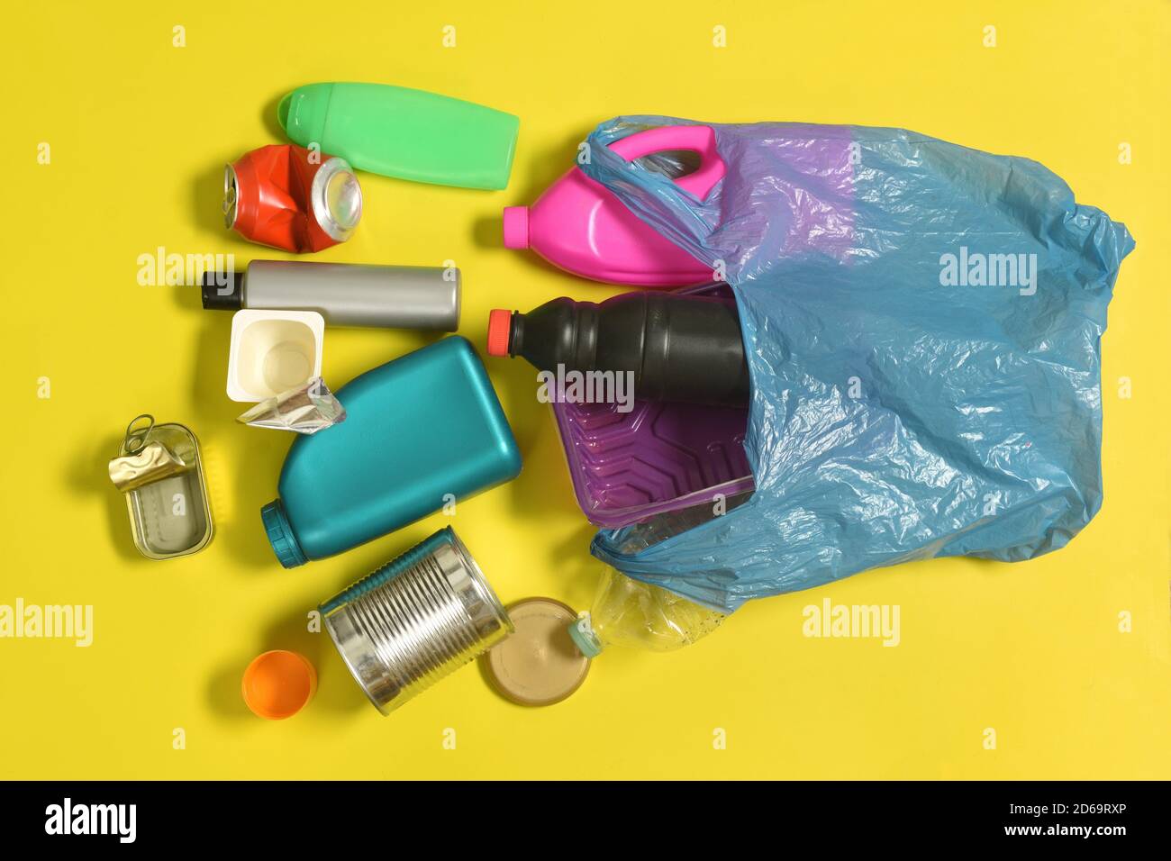 ouvrez le sac à ordures avec des bouteilles en plastique et la boîte est  dispersée sur fond jaune Photo Stock - Alamy