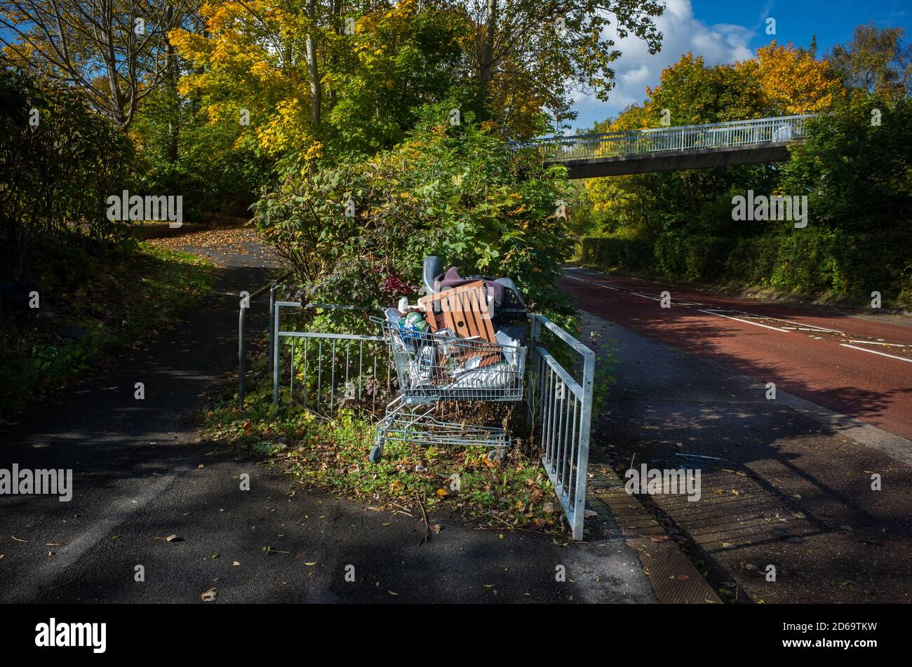 Un supermarché abandonné avec un tramway plein de déchets à gauche près de Central Expy, Halton, Runcorn, Cheshire en automne. Banque D'Images