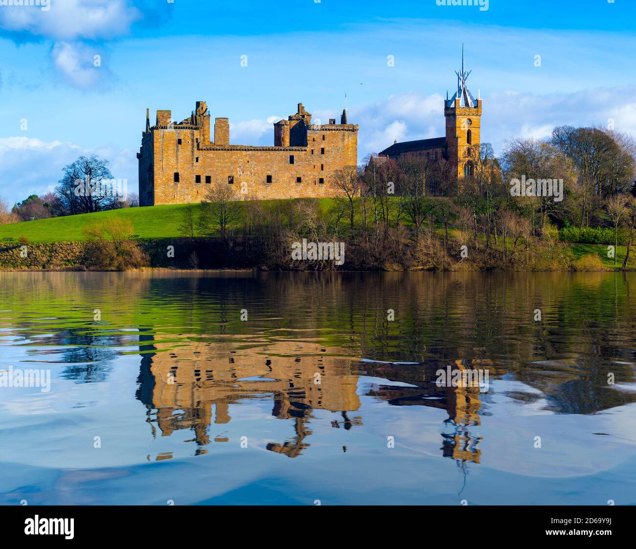 Reflet du palais de Linlithgow dans le lac, Linlithgow, Écosse, Royaume-Uni Banque D'Images