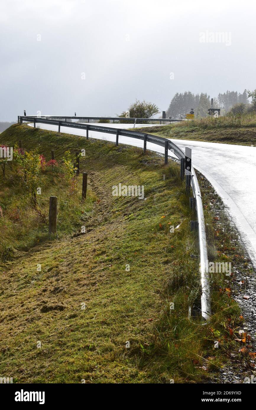 route humide en automne Banque D'Images