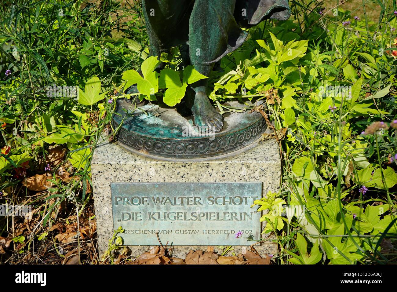 Base avec détail de l'ancienne sculpture en bronze 'Kugelspielerin' (joueur de balle) par le sculpteur Walter Schott, érigé en 1897. Banque D'Images