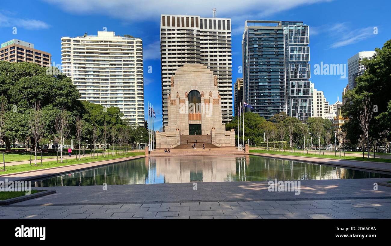 Sydney, Nouvelle-Galles du Sud / Australie - 23 2020 août : le Mémorial d'Anzac avec la piscine de réflexion au premier plan. Un mémorial de guerre classé au patrimoine, Banque D'Images