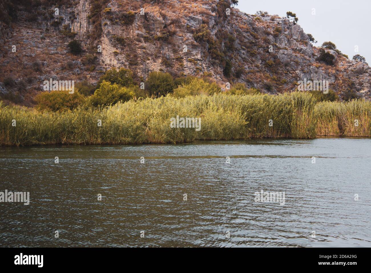 Belle vue sur la rivière Dalyan et les anciens tombeaux de roche lycienne, une destination incontournable en Turquie Banque D'Images