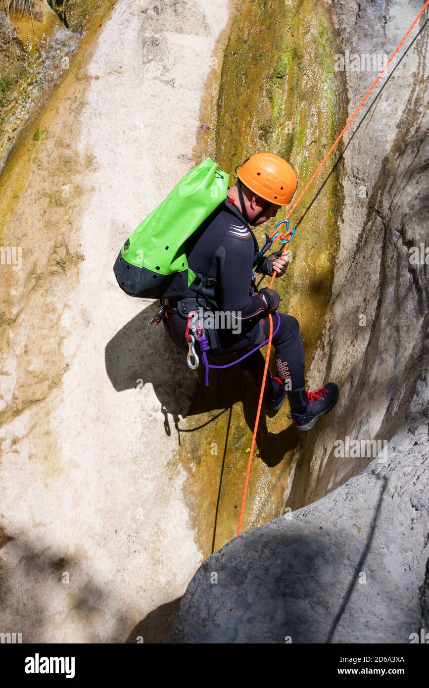 Canyonering de Los Meses Canyon dans les Pyrénées, Canfranc Valley, province de Huesca en Espagne. Banque D'Images