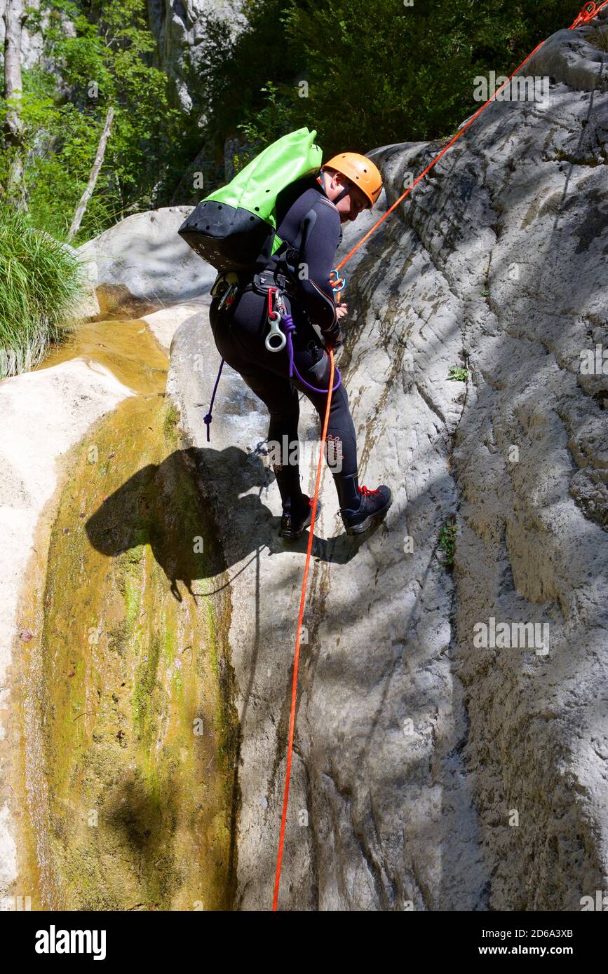 Canyonering de Los Meses Canyon dans les Pyrénées, Canfranc Valley, province de Huesca en Espagne. Banque D'Images