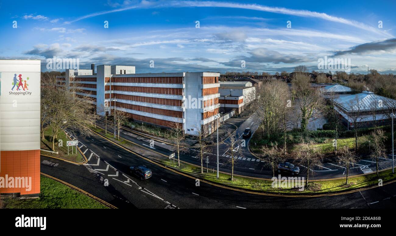 Vue sur les immeubles de bureaux de East Lane House, abandonnés et controversés, qui donnent sur East Lane en direction de Crown Gate, Halton, Runcorn Cheshire. Banque D'Images