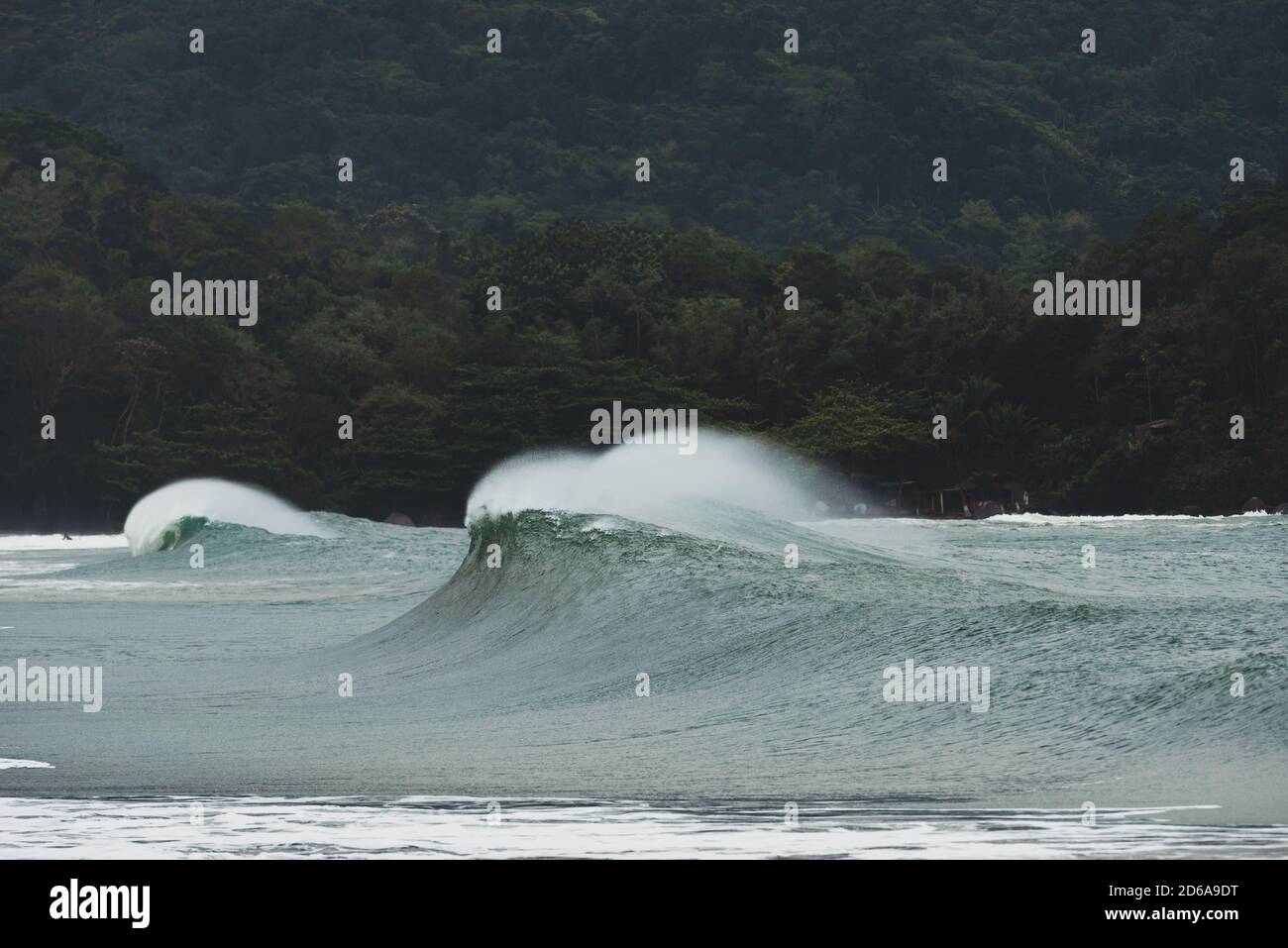 Une vague se brise à Castelhanos, Ilhabela, Brésil Banque D'Images