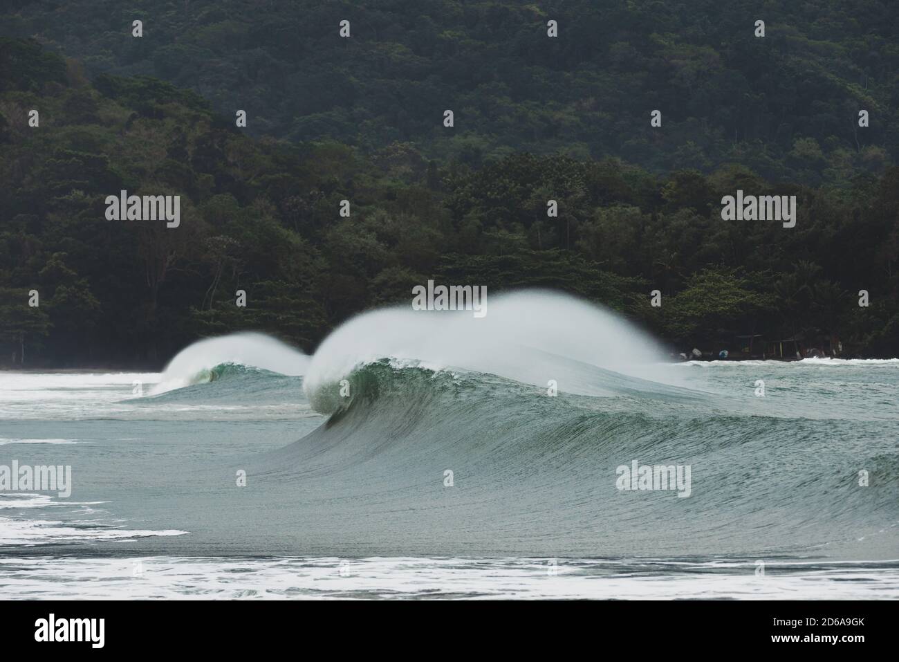 Une vague se brise à Castelhanos, Ilhabela, Brésil Banque D'Images