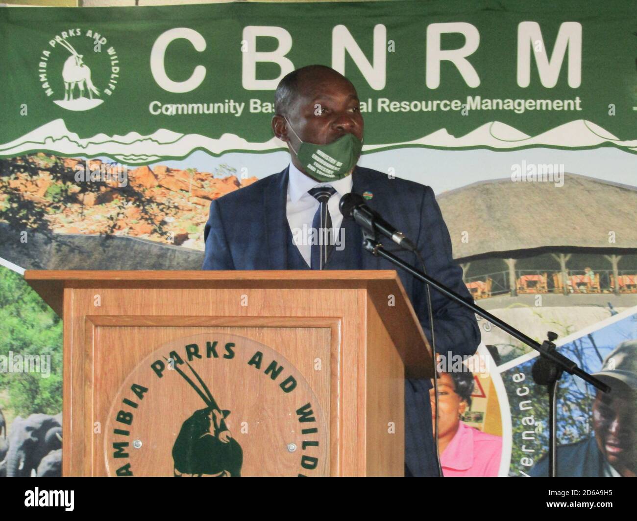 Windhoek, Namibie. 14 octobre 2020. Le ministre namibien de l'Environnement, des forêts et du Tourisme, M. Pohamba Shifeta, lance les plans nationaux de gestion des parcs et de développement touristique lors d'un événement organisé à Windhoek, en Namibie, le 14 octobre 2020. Les plans visent à renforcer la gestion intégrée des parcs et, en particulier, la conservation de la biodiversité dans certaines zones. Crédit: Musa C Kaseke/Xinhua/Alamy Live News Banque D'Images