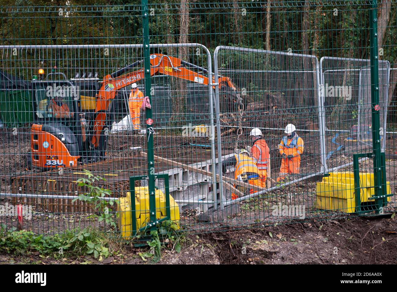 Denham, Royaume-Uni. 15 octobre 2020. HS2 semble avoir commencé les travaux préparatoires pour la construction d'un pont temporaire qui sera utilisé pour la circulation et la machinerie de construction traversant la rivière Colne du ruisseau de craie dans le parc national Denham, Toutefois, selon la demande de planification pertinente sur le site Web du Conseil de Buckinghamshire, la permission de planification pour la construction du nouveau pont temporaire attend toujours une décision du Conseil. Le train à grande vitesse HS2 de Londres à Birmingham a été largement critiqué par les militants écologistes en raison de la destruction préjudiciable qu'il cause à l' Banque D'Images