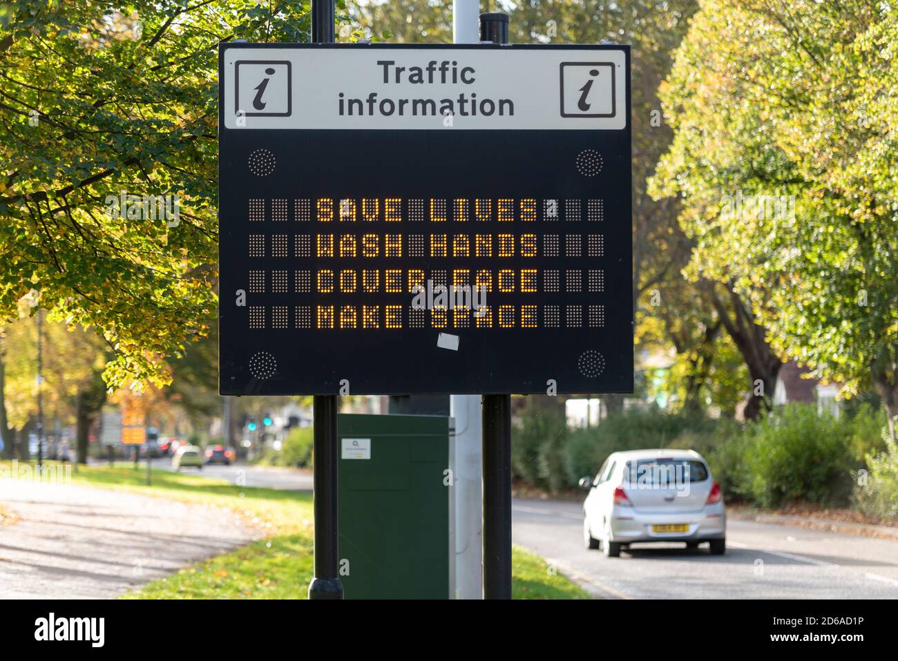 COVID-19 slogan sur le signe de la matrice d'information routière à Southend on Sea, Essex, Royaume-Uni, qui reste dans le niveau 1 de risque moyen. Conseil de l'arrondissement de Southend. Voiture Banque D'Images