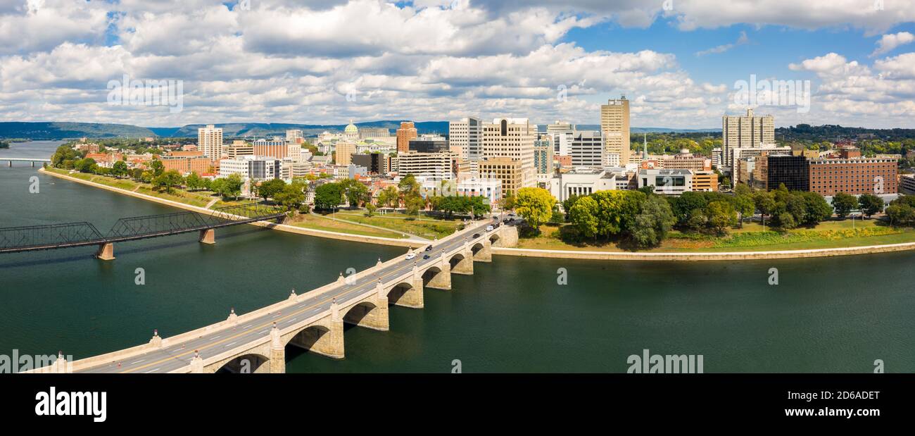 Harrisburg, Pennsylvanie, panorama sur les drones par une journée ensoleillée. Banque D'Images