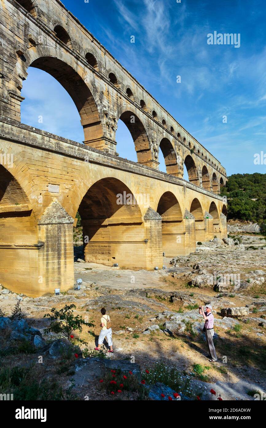 Pont du Gard, vers Pont-du-Gard, département du Gard, Languedoc-Roussillon, France. Aqueduc romain traversant la rivière Gardon. Le Pont du Gard est un monde de l'UNESCO Banque D'Images