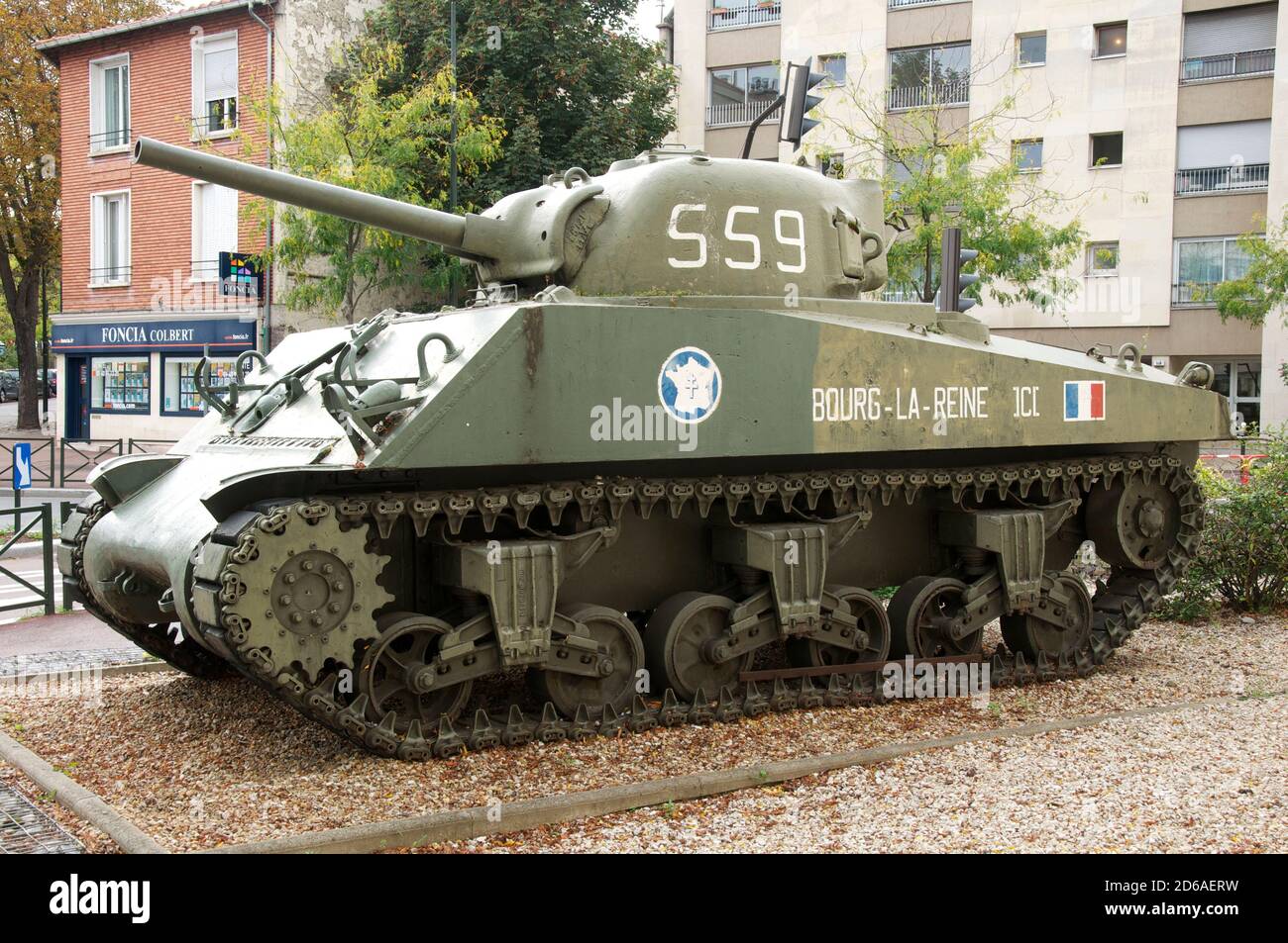 Un char Sherman se trouve à côté de l'avenue du général Leclerc à Bourg-la-Reine. Le 25 août 1944, les forces françaises libres ont passé cette voie pour libérer Paris. Banque D'Images