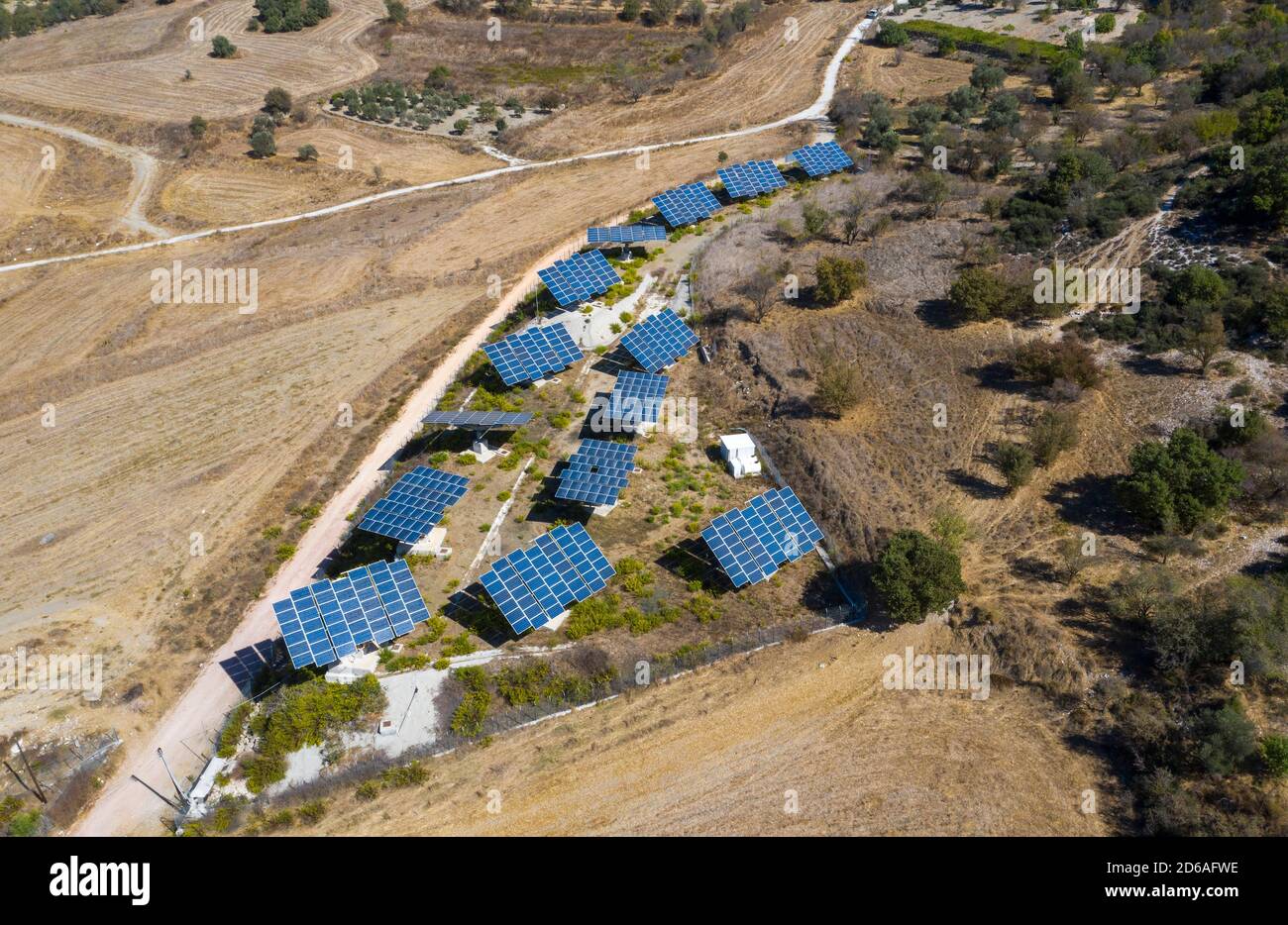 Un petit groupe de panneaux solaires sur les terres agricoles, région de Paphos, Chypre. Banque D'Images