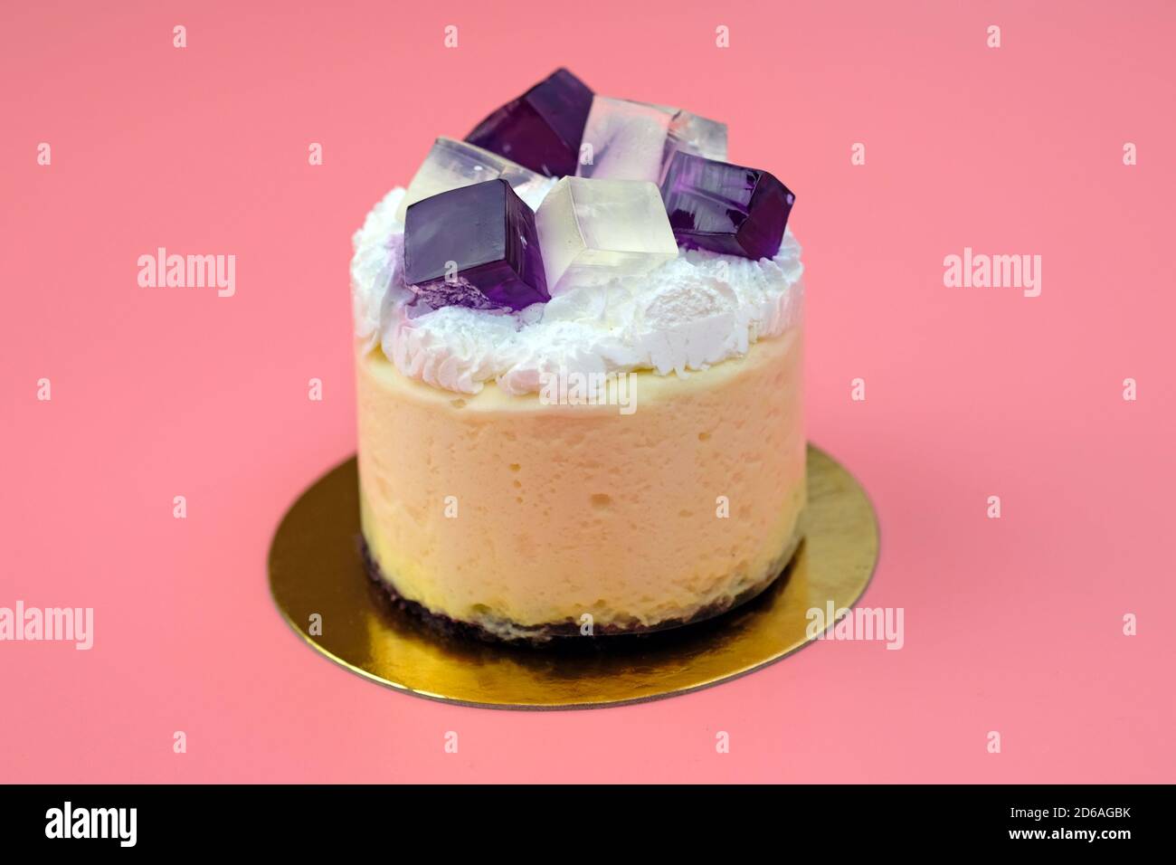 Gateau Avec Souffle A La Mangue Et Gelee De Cassis Nappee De Creme Fouettee Gateau Eponge Aere Avec Creme Gateau Avec Creme Fouettee Et Morceaux De Gelee De Fruits Photo Stock