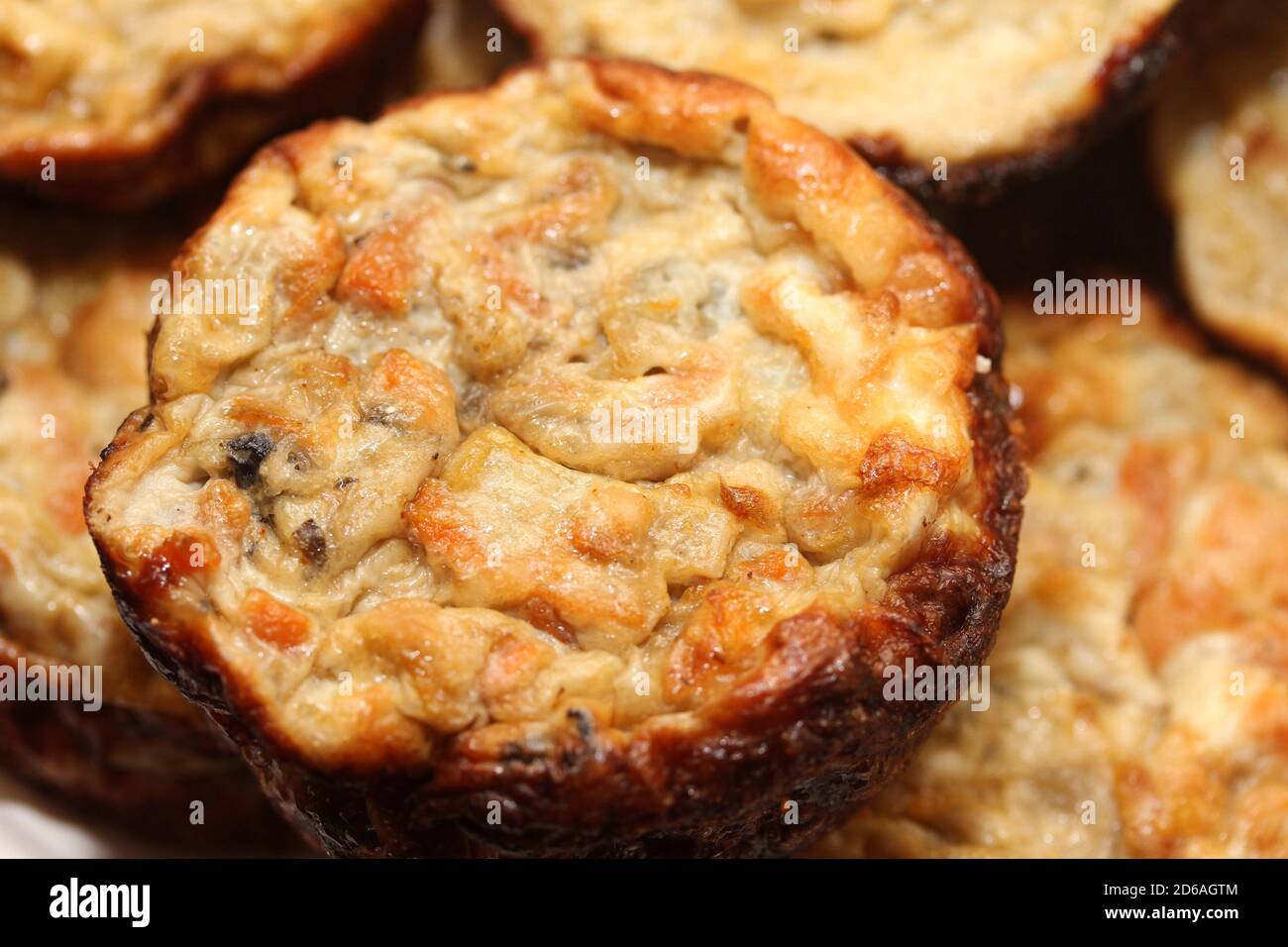 Muffins aux œufs avec fromage et légumes Banque D'Images