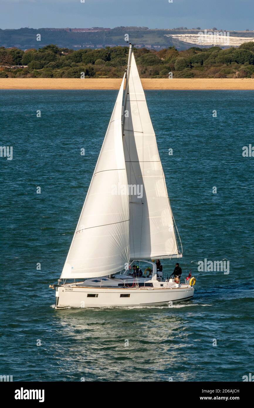 un yacht à voile près de l'hôtel, transporté à tribord, est en cours avec un équipage à bord d'un bateau sur le solent près de portsmouth, au royaume-uni. Banque D'Images