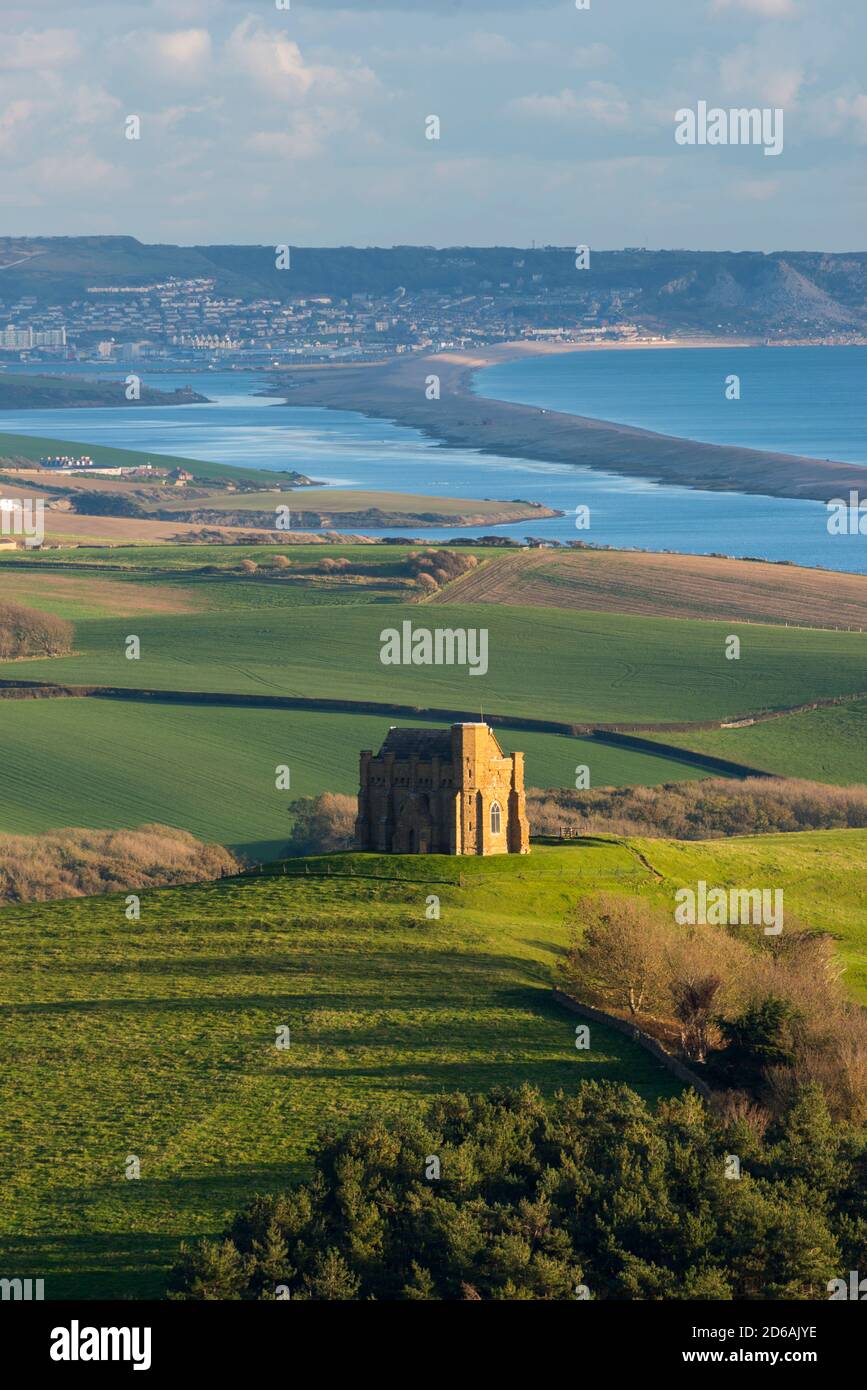 Abbotsbury, Dorset, Royaume-Uni. 15 octobre 2020. Météo Royaume-Uni. Vue sur la chapelle Sainte-Catherine à Abbotsbury, dans le Dorset, avec le lagon de la flotte et l’île de Portland au loin, un après-midi de soleil automnal chaud. Crédit photo : Graham Hunt/Alamy Live News Banque D'Images