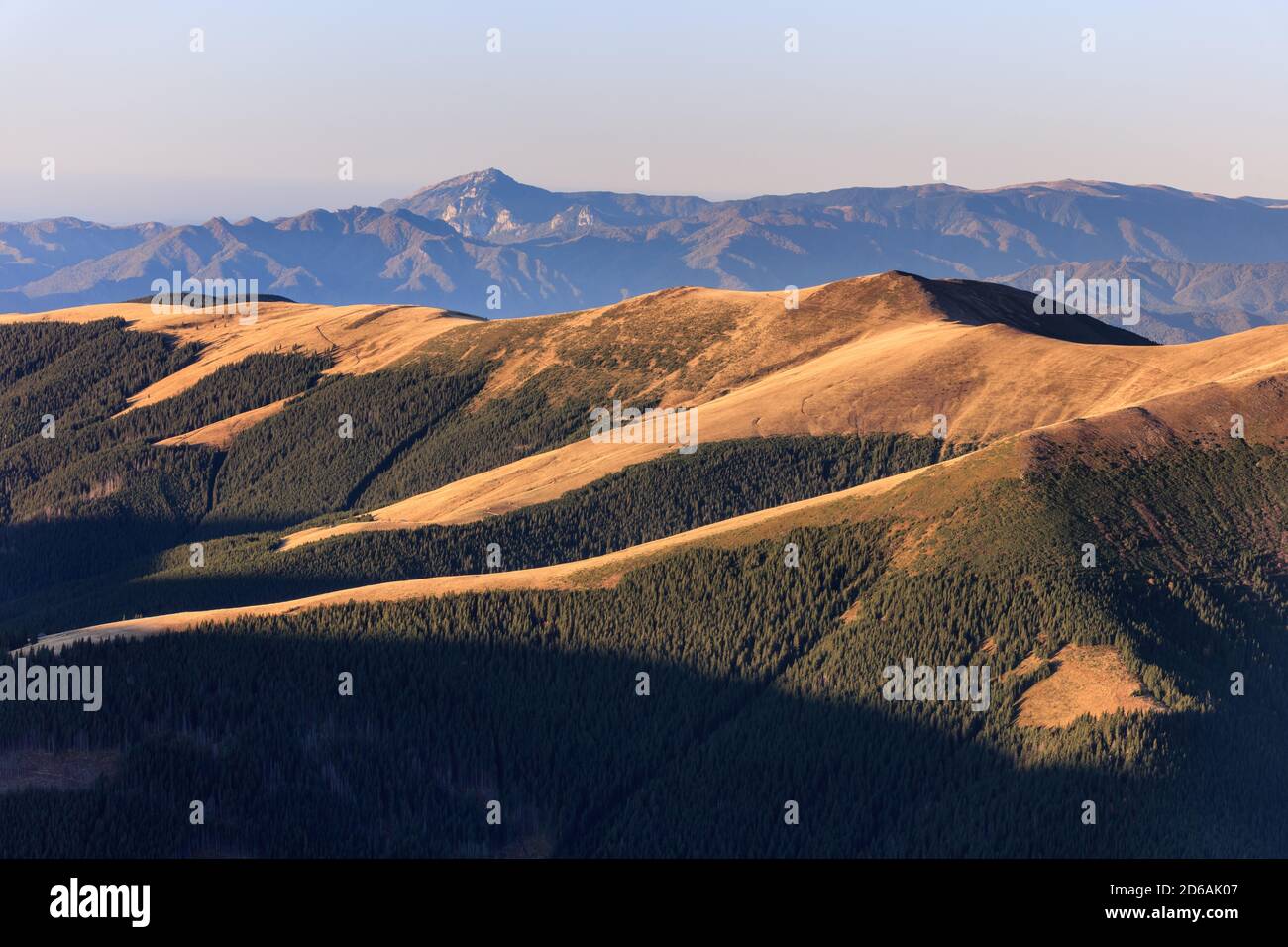 Lever du soleil dans les montagnes de Fagaras, Roumanie. En arrière-plan Cozia Mountains. Banque D'Images