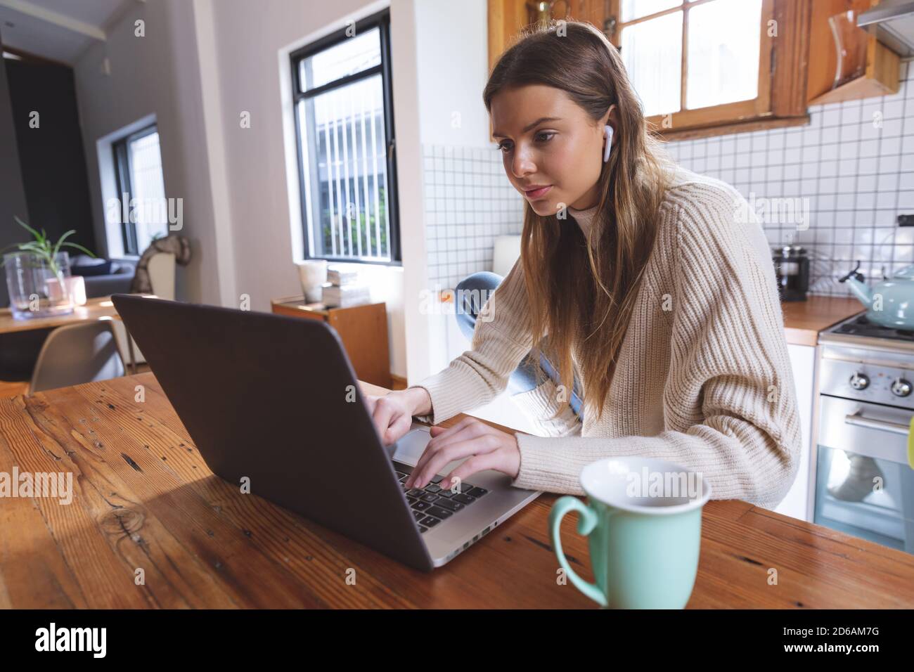 Woman using laptop in La cuisine à la maison Banque D'Images