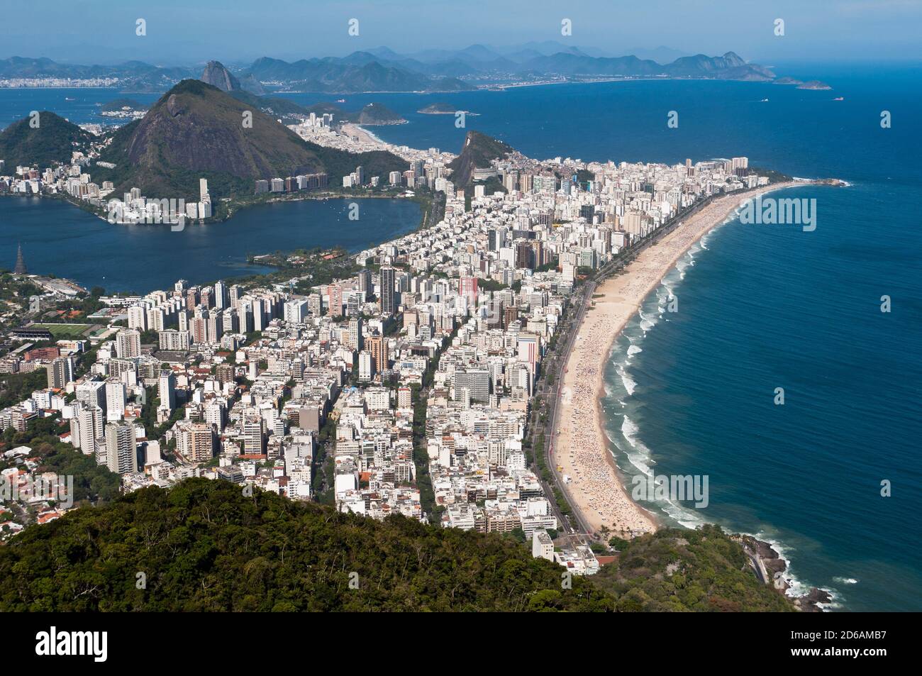 Vue aérienne de Rio de Janeiro surplombant la plage d'Ipanema, le lagon de Rodrigo de Freitas Banque D'Images