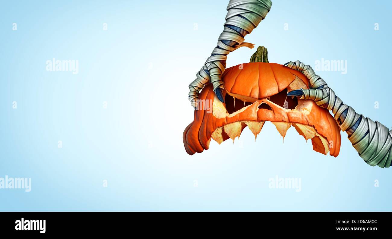 Maman monster halloween citrouille creepy main tenant une tête de citrouille Jack o lantern c'est comme un symbole de l'horreur et halloween rituel saisonnier. Banque D'Images