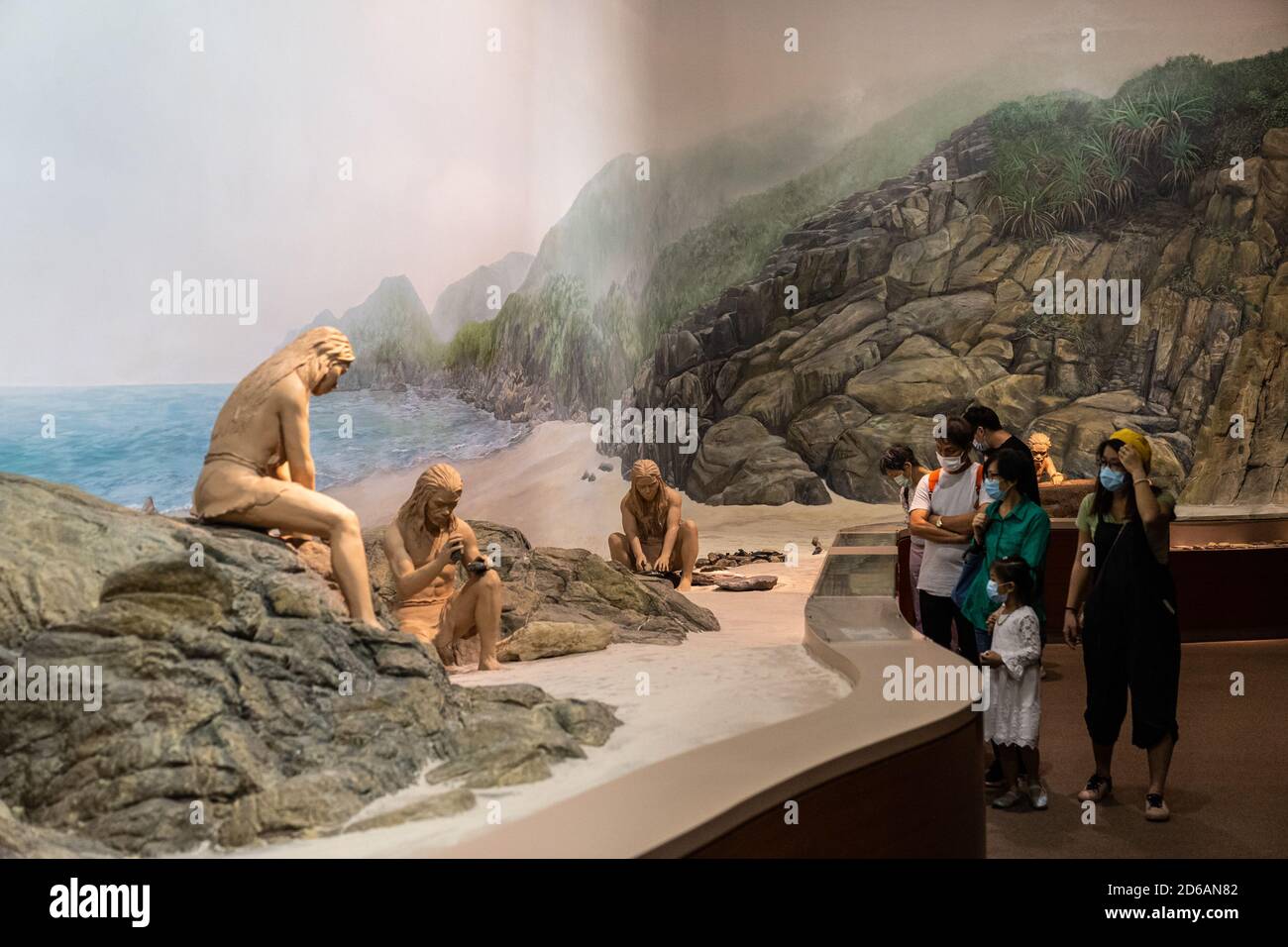 Hong Kong, Chine. 15 octobre 2020. Les visiteurs qui regardent des sculptures des premiers hommes à l'exposition.l'exposition permanente « Hong Kong Story » située au Musée d'histoire de Hong Kong sera fermée plus tard ce mois-ci en raison d'une importante rénovation. Crédit : SOPA Images Limited/Alamy Live News Banque D'Images