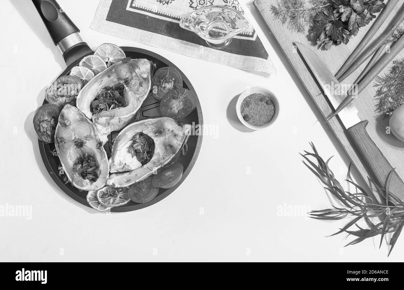 Préparé pour la friture de la carpe de poisson dans une poêle Banque D'Images