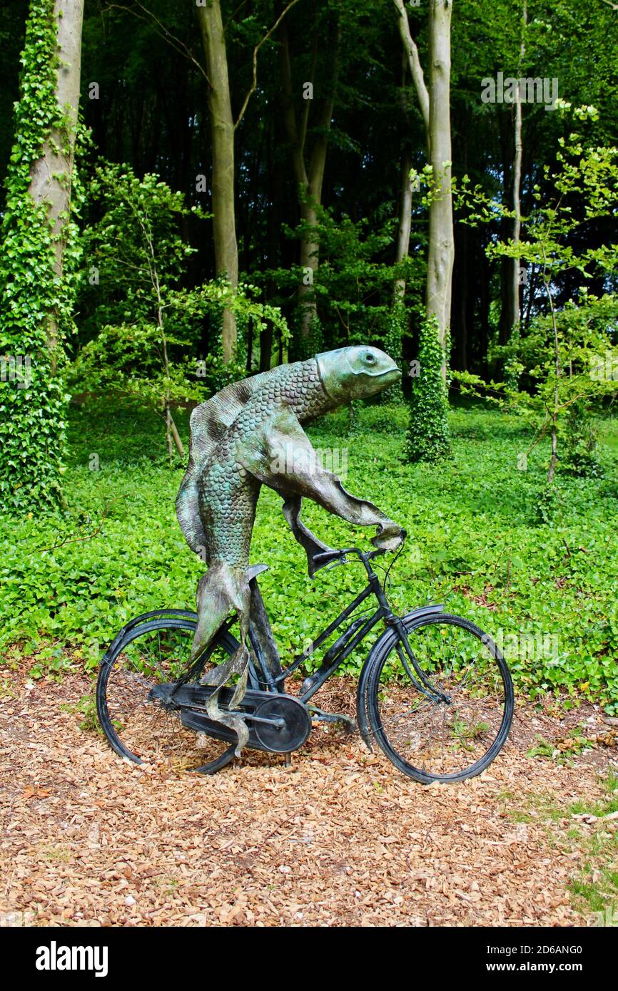 Pêchez sur un vélo - la sculpture en bronze de Steven Gregory. Banque D'Images