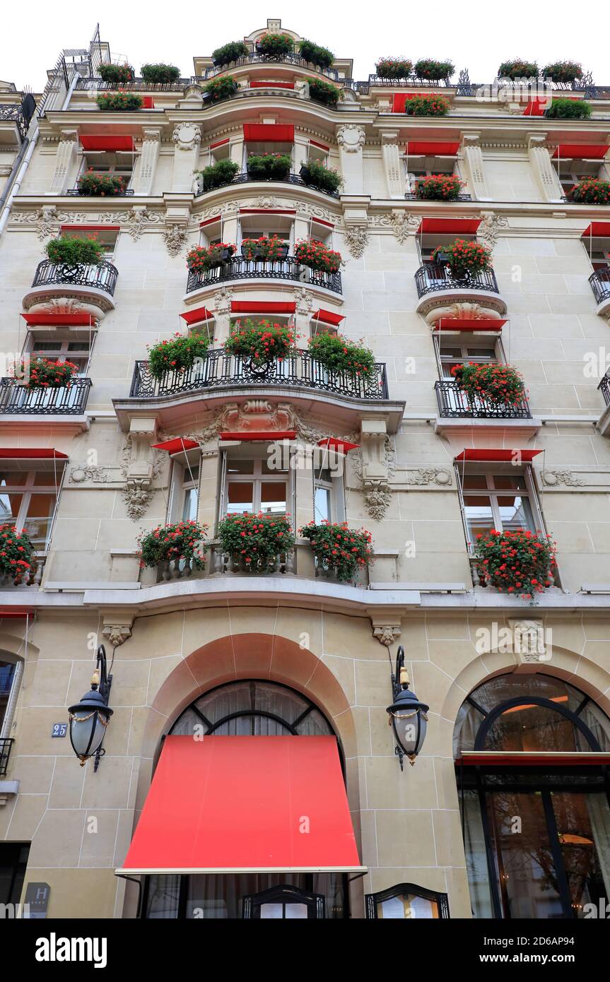 Vue extérieure de l'hôtel Plaza Athenee un hôtel historique de l'avenue Montaigne. Paris.Île-de-France. France Banque D'Images