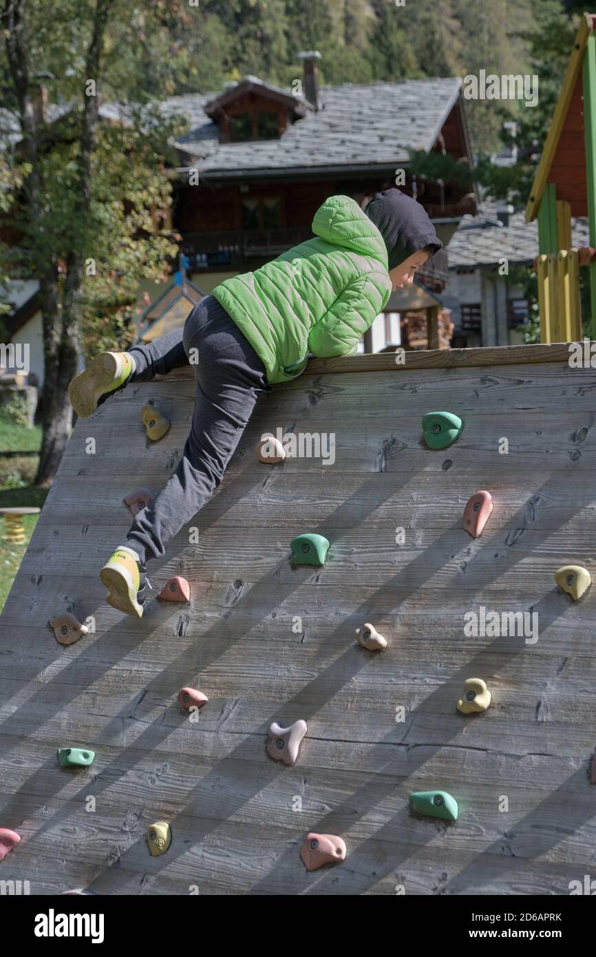 Enfant jouant dans l'aire de jeux Banque D'Images