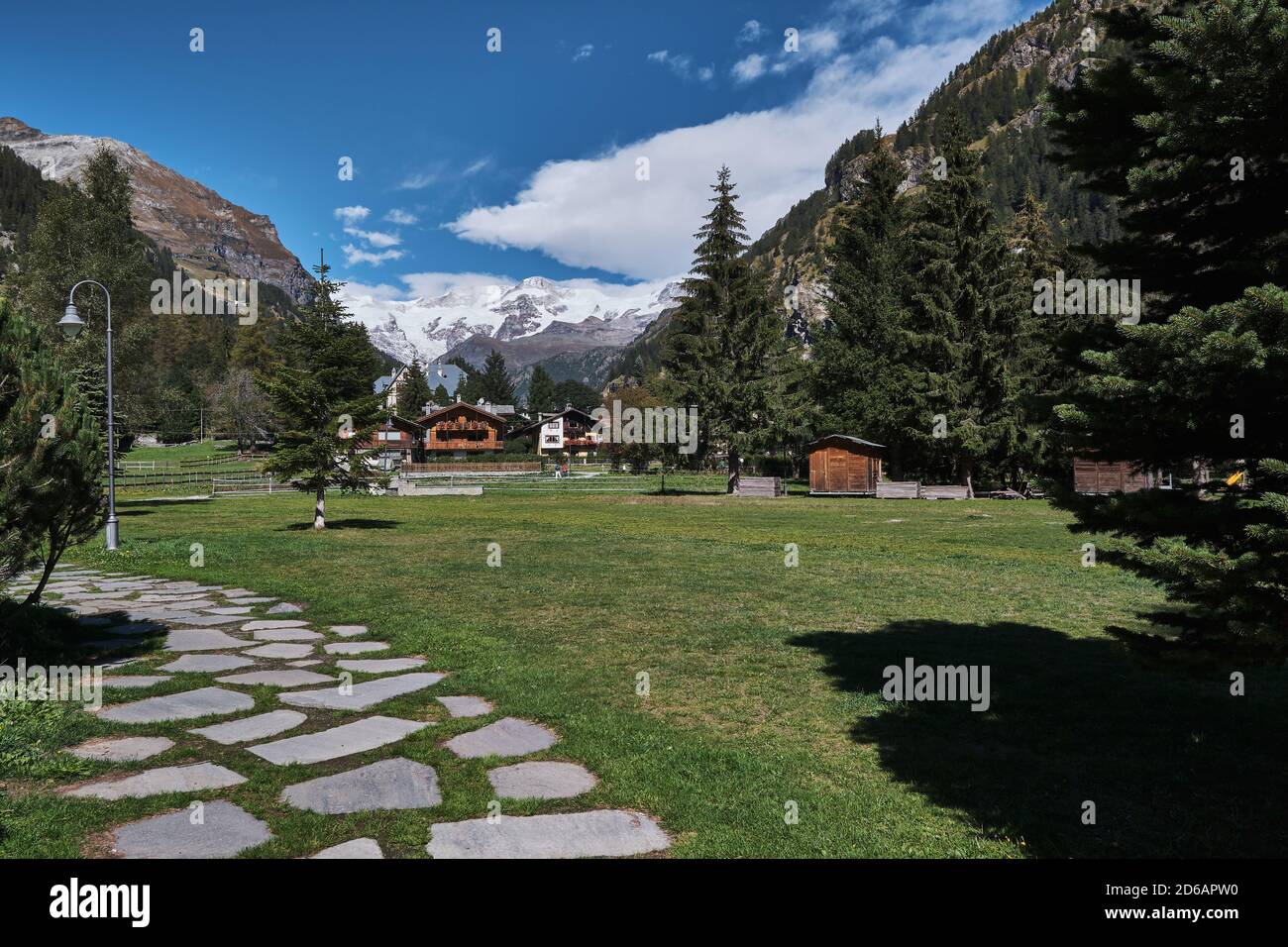 Promenade dans la vieille ville de Gressoney Banque D'Images