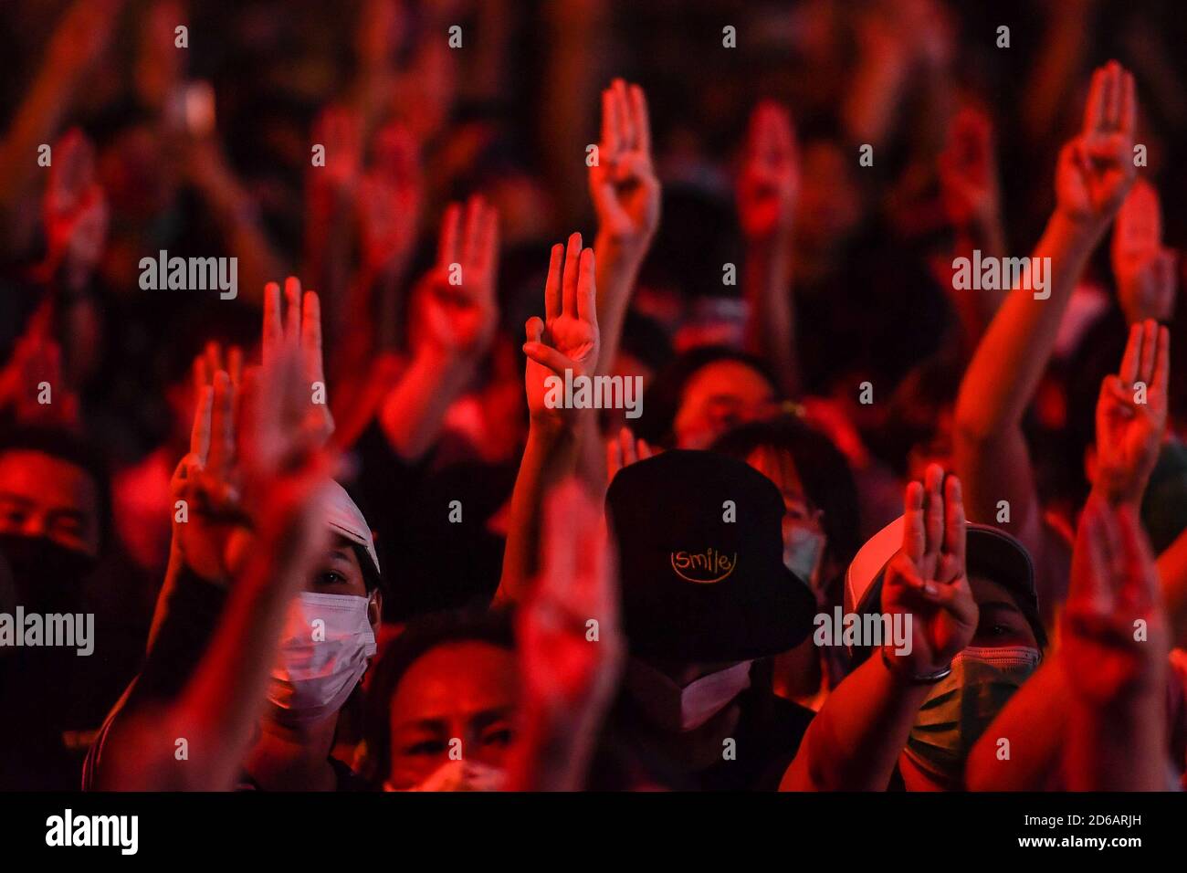 Les manifestants anti-gouvernement tiennent les trois doigts pour saluer pendant la manifestation. Des milliers de manifestants antigouvernementaux thaïlandais ont occupé la route principale de Bangkok pour demander la démission de la Thaïlande? le premier ministre, Prayuth Chan-ocha, et les réformes de la monarchie. Banque D'Images