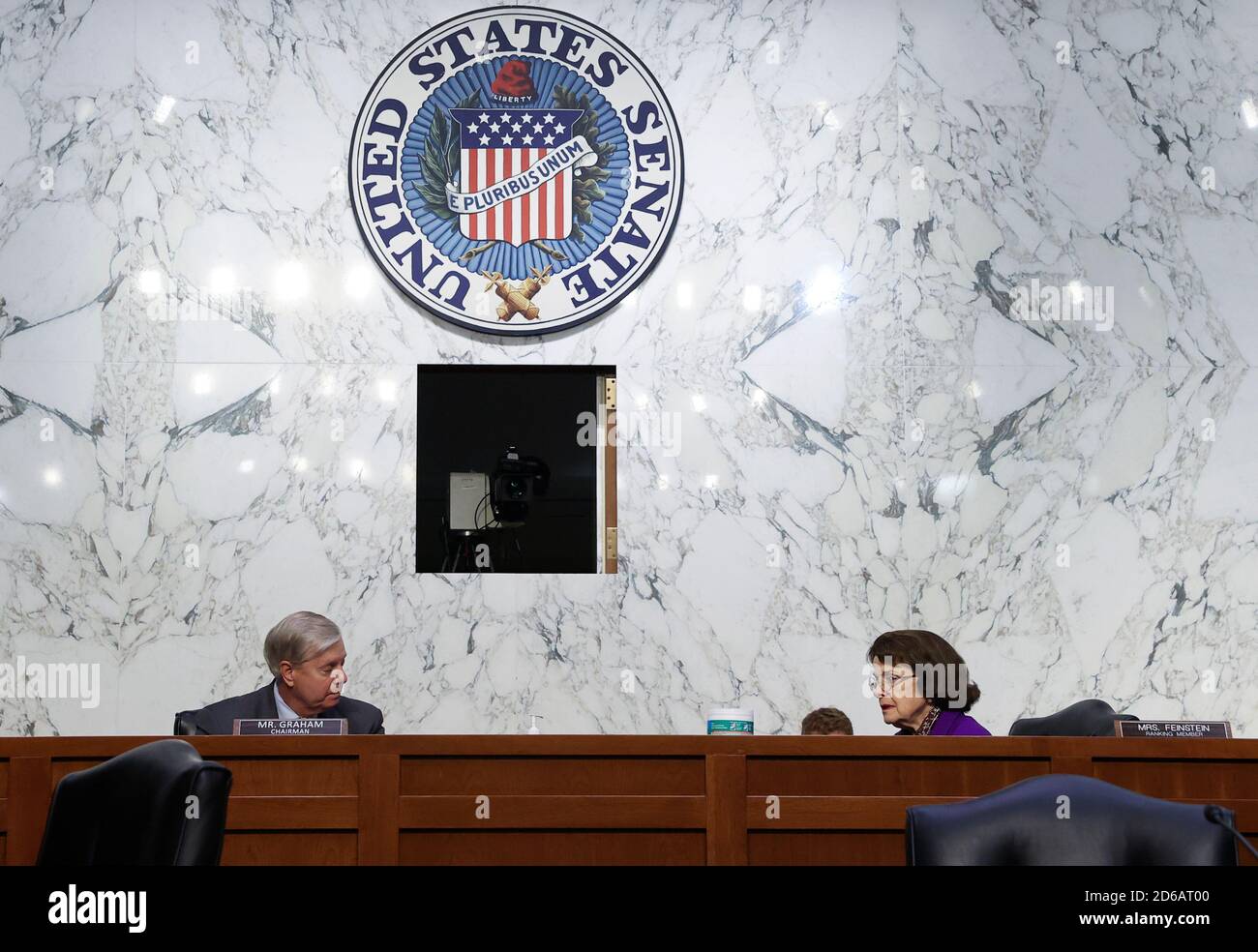 Washington, États-Unis d'Amérique. 15 octobre 2020. Le sénateur américain Lindsey Graham (républicain de Caroline du Sud), président de la Commission judiciaire du Sénat américain et le sénateur américain Dianne Feinstein (démocrate de Californie) au cours de la quatrième journée des audiences de confirmation de la Commission judiciaire du Sénat américain pour la nomination de la juge Amy Coney Barrett à la Cour suprême à Capitol Hill à Washington, États-Unis, le 15 octobre 2020. Credit: Jonathan Ernst/Pool via CNP | usage dans le monde crédit: dpa/Alay Live News Banque D'Images