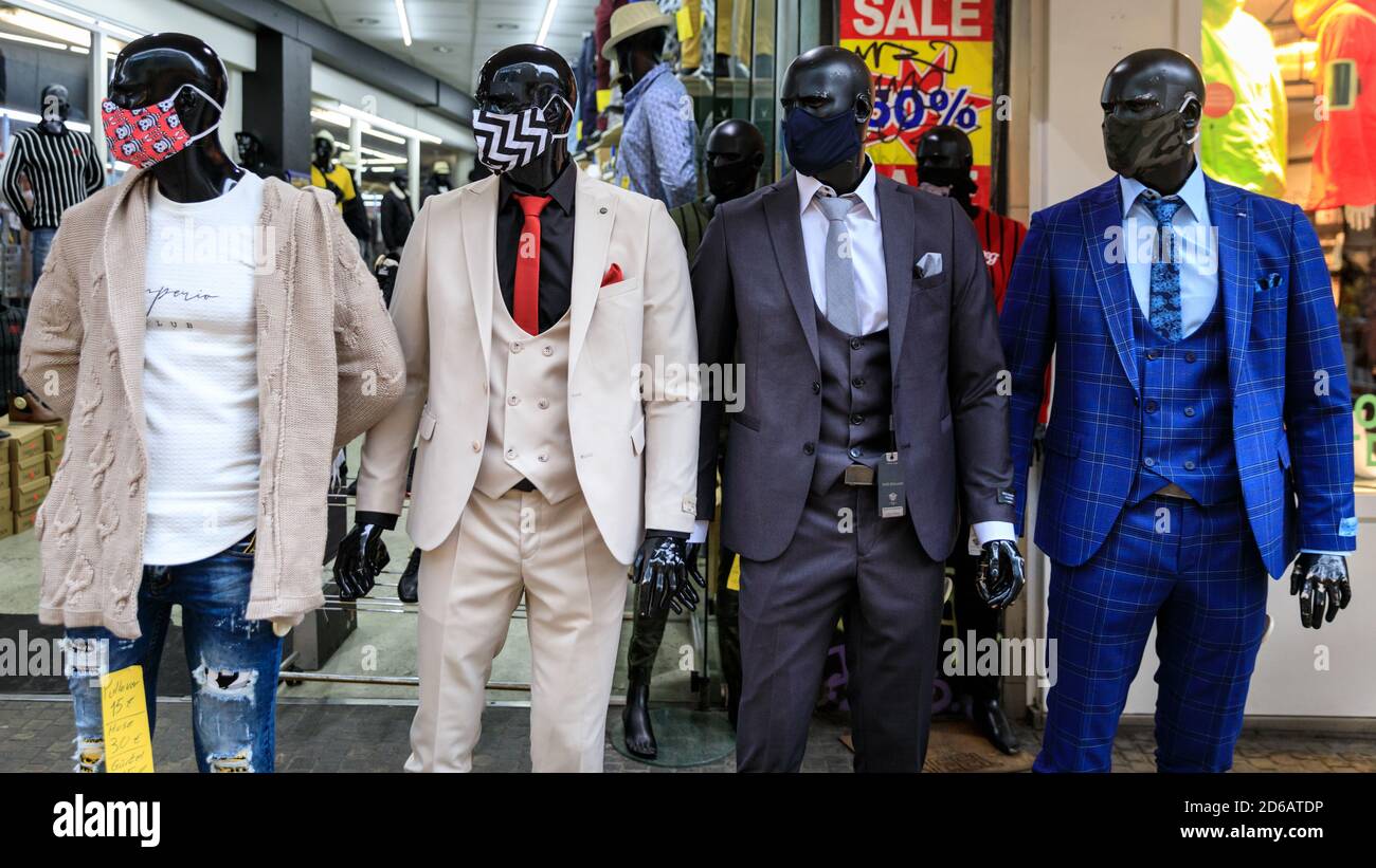 Dortmund, NRW, Allemagne. 15 octobre 2020. Les mannequins d'un magasin de vêtements pour hommes sont accessoirisés avec des masques pour illustrer « la nouvelle norme », et soulignent le fait qu'à partir d'aujourd'hui, les masques deviennent obligatoires dans tout le centre-ville de Dortmund, y compris les zones extérieures dans la rue haute. Dortmund a aujourd'hui franchi le seuil du « hotspot covid » de 50 nouveaux cas pour 100 000 habitants, il rejoint plusieurs autres villes NRW, ainsi que de nombreux endroits dans d'autres États allemands. Credit: Imagetraceur/Alamy Live News Banque D'Images Dortmund, NRW, Allemagne. 15 octobre 2020. Les mannequins d'un magasin de vêtements pour hommes sont accessoirisés avec des masques pour illustrer « la nouvelle norme », et soulignent le fait qu'à partir d'aujourd'hui, les masques deviennent obligatoires dans tout le centre-ville de Dortmund, y compris les zones extérieures dans la rue haute. Dortmund a aujourd'hui franchi le seuil du « hotspot covid » de 50 nouveaux cas pour 100 000 habitants, il rejoint plusieurs autres villes NRW, ainsi que de nombreux endroits dans d'autres États allemands. Credit: Imagetraceur/Alamy Live News Banque D'Images