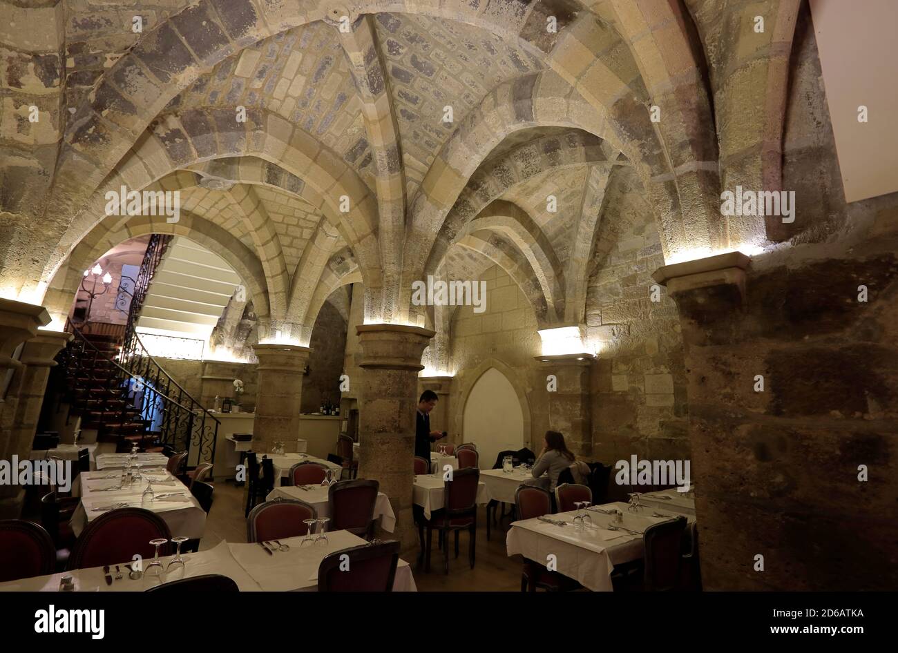 Vue intérieure de la Table des gourmets un restaurant servant Cuisine  française traditionnelle dans une chapelle du XIIe siècle à Chatelet Et  quartier du Marais.Paris.France Photo Stock - Alamy