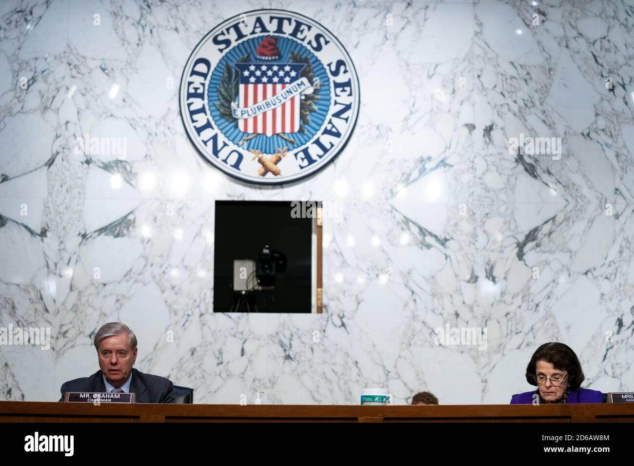 Le sénateur des États-Unis Lindsey Graham (républicain de Caroline du Sud), président de la Commission judiciaire du Sénat des États-Unis, prend la parole le 15 octobre 2020 au cours de la quatrième journée de l'audience de confirmation de la juge Amy Coney Barrett, candidat du président Donald Trump à la Cour suprême, dans le Hart Senate Office Building à Washington. A droite se trouve la sénatrice américaine Dianne Feinstein (démocrate de Californie), membre de rang, Commission judiciaire du Sénat américain.Credit: Anna Moneymaker/Pool via CNP | usage dans le monde entier Banque D'Images