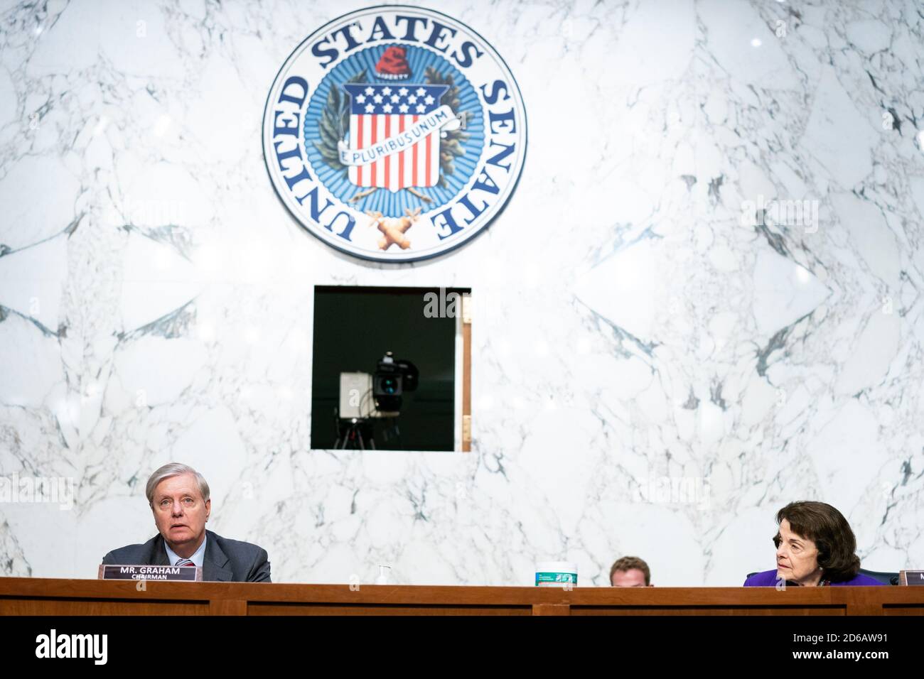 Le sénateur des États-Unis Lindsey Graham (républicain de Caroline du Sud), président de la Commission judiciaire du Sénat des États-Unis, prend la parole le 15 octobre 2020 au cours de la quatrième journée de l'audience de confirmation de la juge Amy Coney Barrett, candidat du président Donald Trump à la Cour suprême, dans le Hart Senate Office Building à Washington. A droite se trouve la sénatrice américaine Dianne Feinstein (démocrate de Californie), membre de rang, Commission judiciaire du Sénat américain.Credit: Anna Moneymaker/Pool via CNP | usage dans le monde entier Banque D'Images