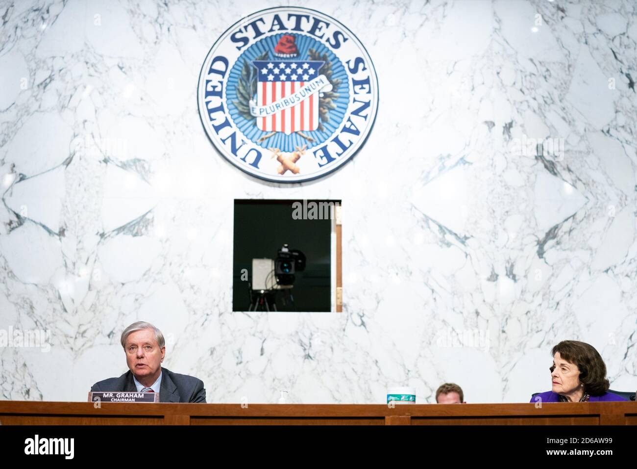 Le sénateur des États-Unis Lindsey Graham (républicain de Caroline du Sud), président de la Commission judiciaire du Sénat des États-Unis, prend la parole le 15 octobre 2020 au cours de la quatrième journée de l'audience de confirmation de la juge Amy Coney Barrett, candidat du président Donald Trump à la Cour suprême, dans le Hart Senate Office Building à Washington. A droite se trouve la sénatrice américaine Dianne Feinstein (démocrate de Californie), membre de rang, Commission judiciaire du Sénat américain.Credit: Anna Moneymaker/Pool via CNP | usage dans le monde entier Banque D'Images