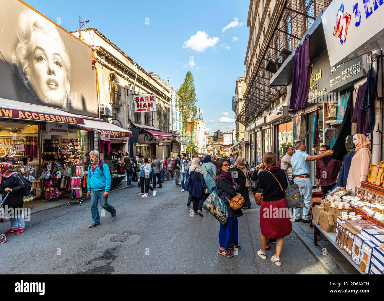 Les Turcs locaux magasinent le grand bazar du marché extérieur d'Eminonu alors qu'ils marchent près d'une murale Marilyn Monroe à Istanbul, en Turquie Banque D'Images