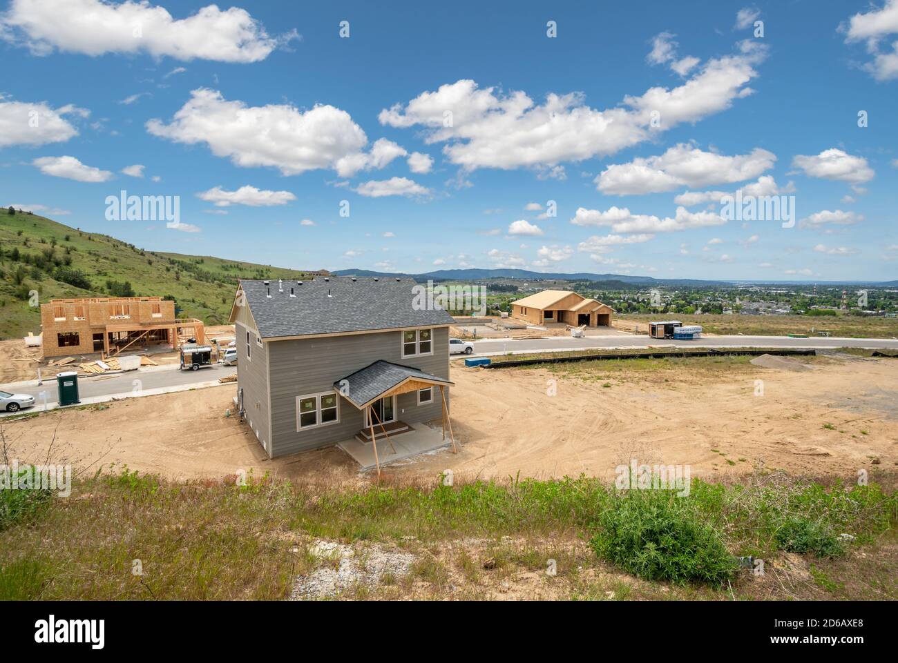 De nouvelles maisons en construction sont en cours de construction dans une subdivision au sommet d'une colline surplombant une vallée dans une région de nouvelles maisons dans la région de Spokane, Washington des États-Unis Banque D'Images