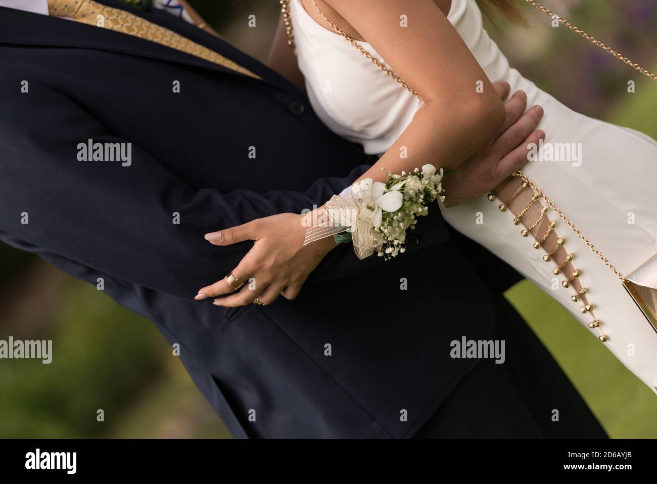 Un couple s'engage passionnément dans un geste romantique. Banque D'Images